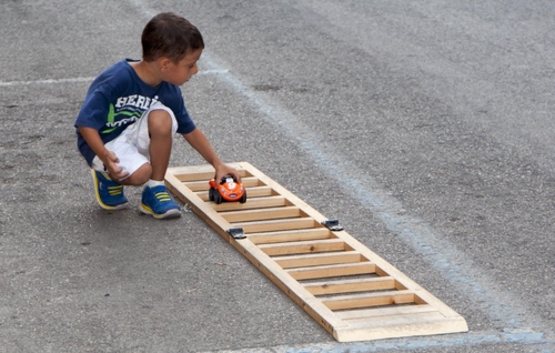 Immagine con bambino, legno, strada, macchina, gioco, persiana, macchinina, scarpe, giocare, automobile, blu, finestra, gioca