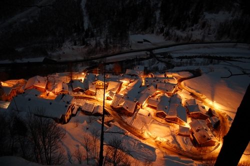 Immagine con neve, luci, inverno, notturno, borgo, paese, bianco, notte, tetti, case