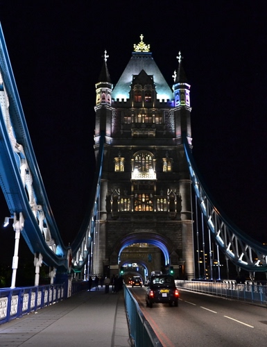 Immagine con ponte, strada, notturno, luci, notte, londra, auto, torre, automobile, macchina, blu