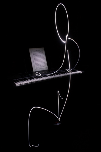 Immagine con nero, tastiera, spartito, pianoforte, bianco, piano, musica, bianconero, tasti, figura