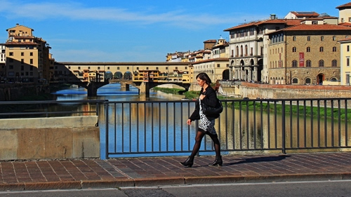Immagine con fiume, donna, ponte, firenze, ringhiera, passante, acqua, ponti
