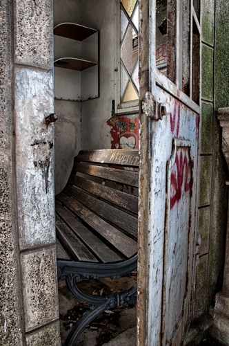 Immagine con porta, panchina, legno, rudere, sgabuzzino, mensola, finestra, muro, ferro