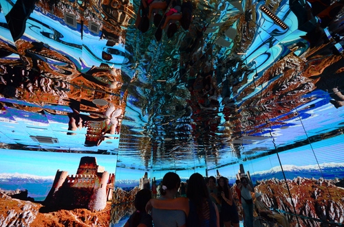 Immagine con castello, persone, riflessi, riflesso, montagne, colori, specchi, expo, blu, neve, montagna, azzurro, passanti