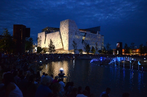 Immagine con luci, expo, notte, acqua, blu, cielo, milano, notturno, padiglione, italia, fontana, persone, nuvole, castello, palazzo, bianco, riflesso