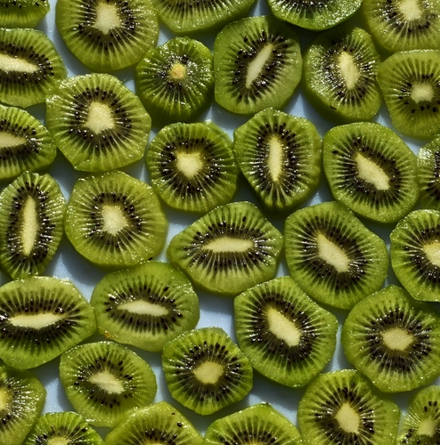 Immagine con frutta, kiwi, verde, semi, fette, bianco, cibo