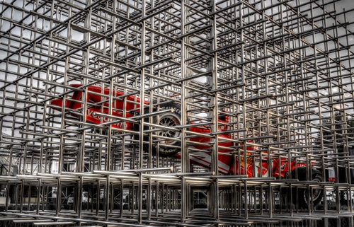 Immagine con rosso, acciaio, ruote, ferrari, tubi, auto, automobile, ferro, rossa, tralicci, griglia, museo, macchina, esposizione, metallo