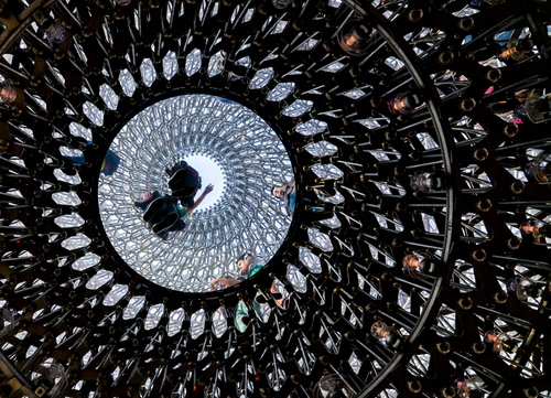 Immagine con cerchio, expo, persone, riflessi, cerchi, nero, vetro, milano, bianco, padiglione, alveare, piedi