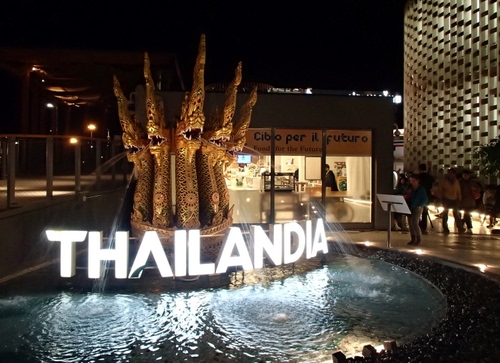 Immagine con fontana, expo, acqua, padiglione, notte, persone, luci, milano, thailandia, scritta