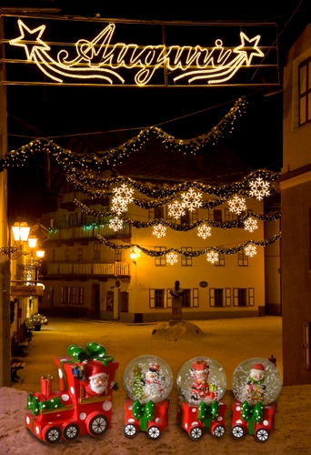 Immagine con luci, luminarie, natale, rosso, auguri, lampioni, treno, sfere, trenino, scritta, piazza, neve, notte, stelle, palla, vetro, finestre, scritte, statua, giocattoli, case