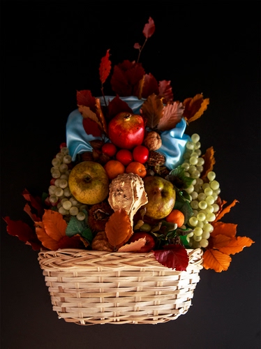 Immagine con frutta, uva, cesto, foglie, melograno, cibo, mela, pere