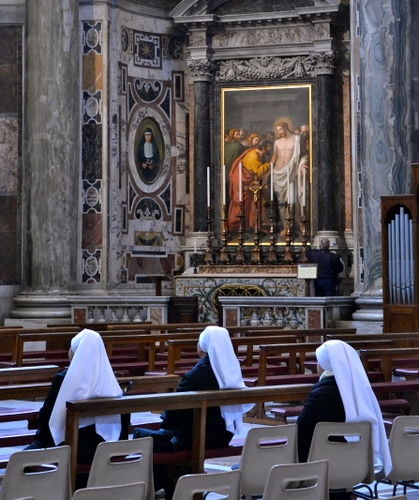 Immagine con chiesa, suore, tre, sedie, altare, candelabri, panche, quadro, bianco, dipinto, interno, banchi, preghiera, monache, marmo, organo, velo, colonne