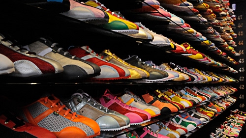 Immagine con scarpe, colori, scaffale, numeri, ginnastica, file, multicolore, stringhe, scaffali, punte, prospettiva, sportive