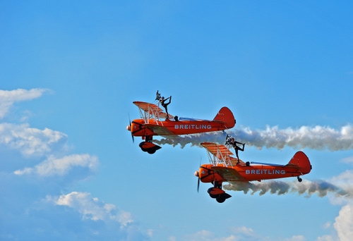 Immagine con cielo, aerei, nuvole, rosso, due, fumo, ali, azzurro, equilibristi, acrobazie, velivoli, volo, carrelli, aeroplani, scie, piloti, acrobati
