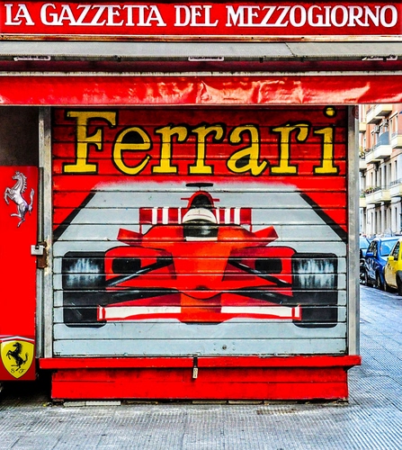 Immagine con rosso, ferrari, edicola, serranda, auto, cavallino, ruote, murales, nero, automobile, disegno, stemma, strada, macchina, giallo, scritte, finestre, bolide