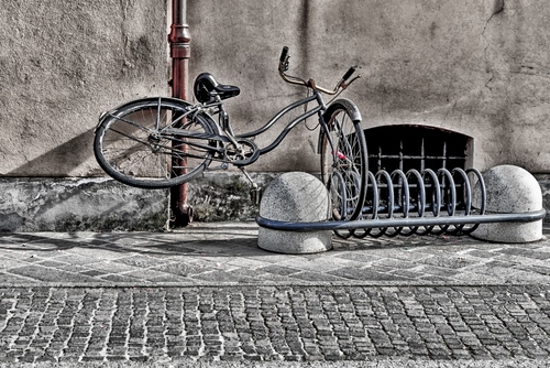 Immagine con bicicletta, finestra, rastrelliera, strada, ruote, grata, selciato, pluviale, grondaia, marciapiede