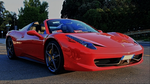 Immagine con ferrari, rosso, alberi, ruote, strada, rossa, automobile, auto, macchina