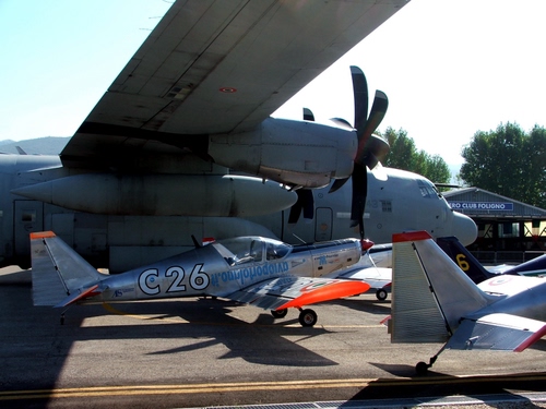 Immagine con aerei, ali, eliche, elica, numeri, numero, aeroporto, aeroplani, piccolo, aereo, motore