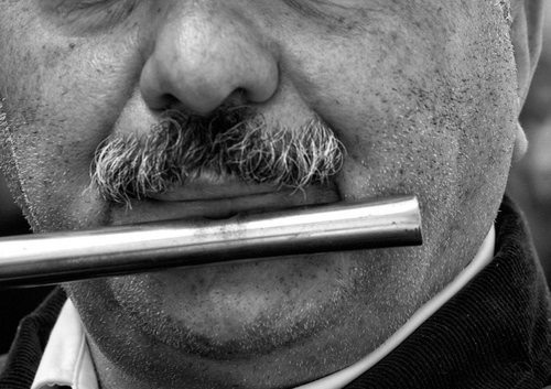 Immagine con baffi, flauto, musica, musicista, bianconero, naso, bocca, suonatore, labbra, suonare