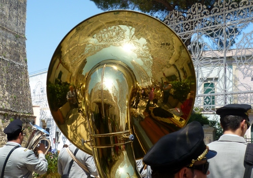 Immagine con banda, riflesso, trombone, musica, oro, festa, ottone, strumento, riflessi, strumenti