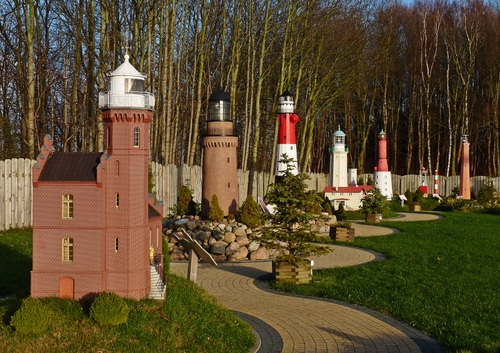 Immagine con fari, alberi, miniature, strada, esposizione, prato, parco, verde, lanterne, percorso, faro