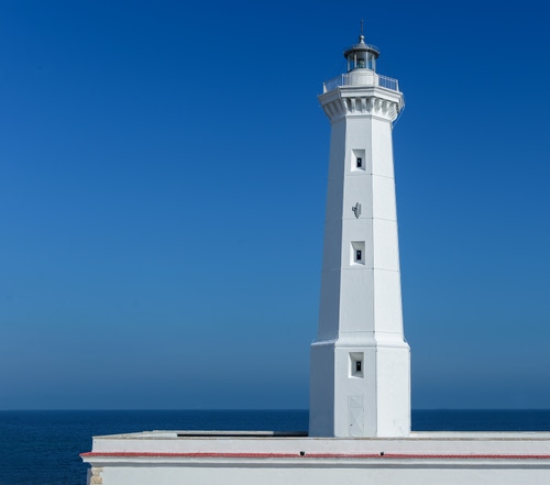Immagine con bianco, mare, faro, azzurro, cielo, finestre, lanterna, blu, acqua