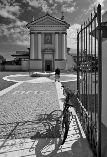 Immagine con bicicletta, cancello, chiesa, ombra, piazza, fontana, bianconero, bianco