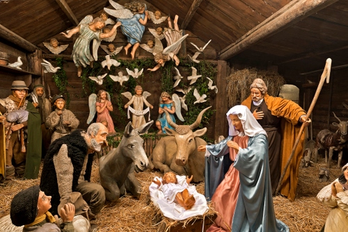 Immagine con presepe, angeli, statue, asino, madonna, natività, bue, presepio, natale, bambino