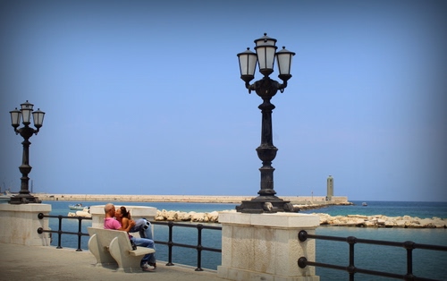 Immagine con lampioni, mare, panchina, bacio, innamorati, cielo, faro, lungomare, acqua, azzurro, lampione, coppia, amanti, bari, persone, due