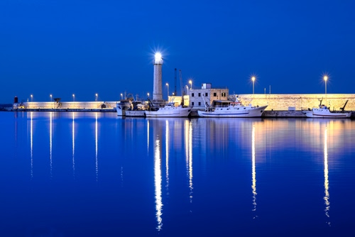 Immagine con faro, mare, barche, blu, luci, riflesso, porto, riflessi, molo