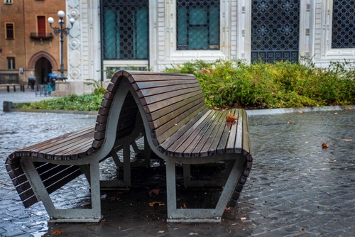 Immagine con panchine, lampione, legno, piazza, panchina, aiuola, doppia, strada, verde, inferriate, finestre, due