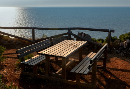 Immagine con mare, tavolo, panchine, legno, staccionata, panche, panorama, controluce
