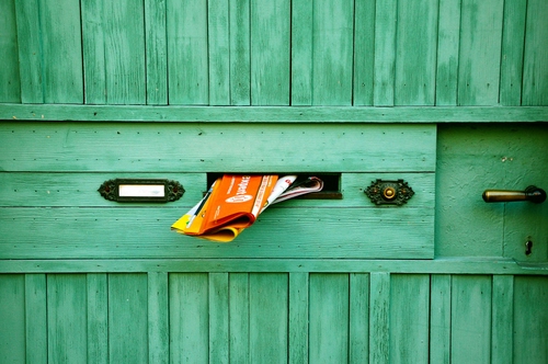 Immagine con porta, verde, legno, posta, maniglia, buca, volantini, pubblicità, cassetta