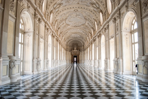 Immagine con prospettiva, archi, finestre, pavimento, corridoio, soffitto, porta, piastrelle, salone, galleria