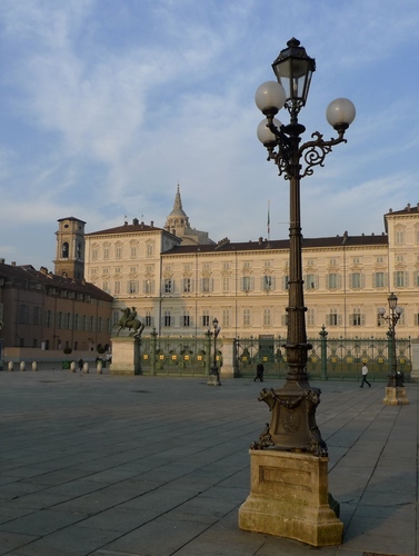 Immagine con piazza, lampione, palazzo, torino, monumento, cielo, campanile, lampioni, nuvole, reale
