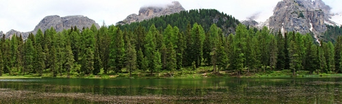 Immagine con alberi, verde, lago, montagna, montagne, bosco, fiume, panorama, riflessi