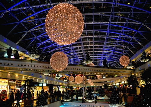 Immagine con natale, luci, negozi, palle, alberi, luminarie, tubi, decorazioni, salone, galleria, sfere, addobbi