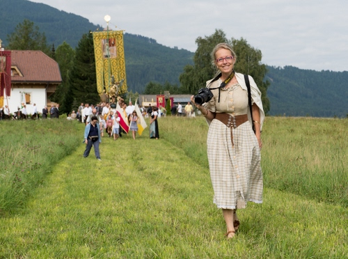 Immagine con fotografa, processione, prato, verde, stendardo, gonfalone, montagna, erba, diana