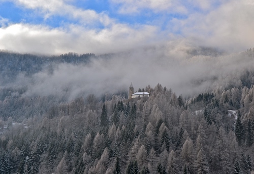 Immagine con alberi, nuvole, bosco, nebbia, chiesa, montagne, cielo, campanile, inverno, neve