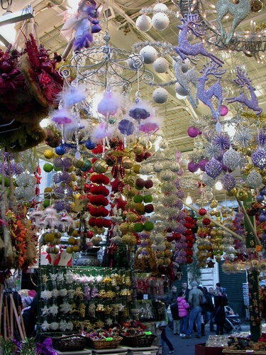 Immagine con natale, palle, addobbi, persone, colori, stelle, cestini, rosso, negozio, verde, passanti