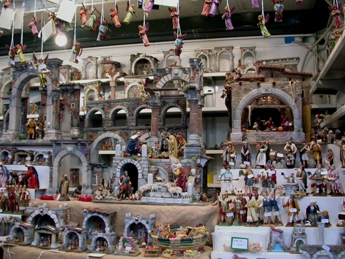Immagine con presepe, archi, statuine, angeli, pastori, esposizione, bancarella, pecore, colonne