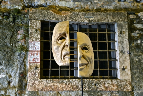 Immagine con finestra, grata, maschera, muro, maschere, metà, due, inferriata, ferro
