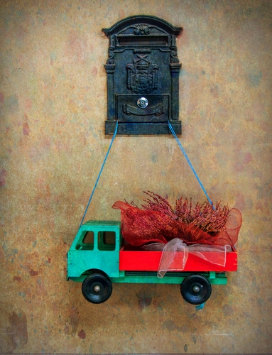 Immagine con cassetta, camion, posta, rosso, fiori, verde, giocattolo, camioncino
