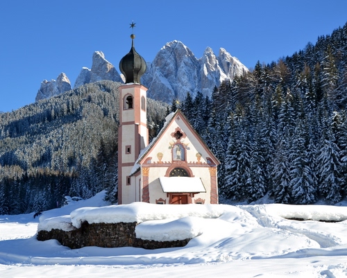 Immagine con neve, chiesa, alberi, montagne, campanile, inverno, montagna, bianco