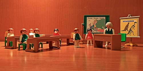 Immagine con scuola, banchi, alunni, giocattoli, cattedra, lavagna, maestra, dinosauri, classe, aula, lego