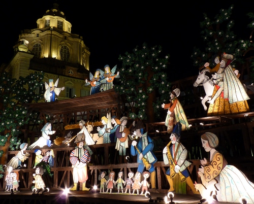 Immagine con presepe, chiesa, natale, notte, luci, figure, notturno, personaggi