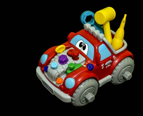 Immagine con giocattolo, giallo, rosso, automobile, ruote, macchina, auto, occhi, nero, azzurro, colori