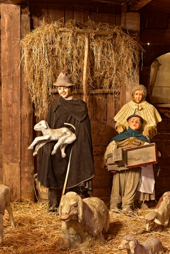 Immagine con presepe, pecore, paglia, statue, natale, fieno, pastore, animali, stalla, pastori, donna, agnello, natività