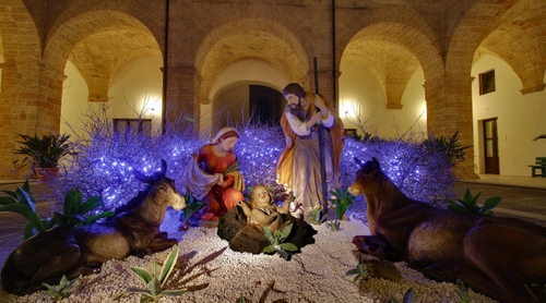 Immagine con bue, archi, presepe, asino, giuseppe, madonna, natale, luci, gesù, blu, bambino, presepio, asinello, maria, verde, portici, natività, colonne, famiglia, piante