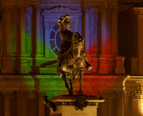Immagine con cavallo, rosso, statua, verde, colori, monumento, spada, equestre, luci