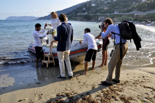 Immagine con mare, fotografo, spiaggia, gommone, barca, sposi, sposa